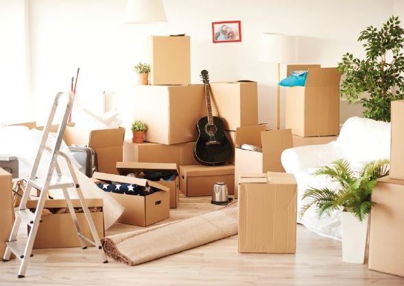 Mudança residencial com caixas e pertences